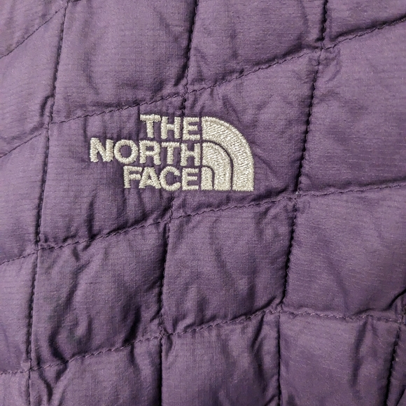 The North Face "Thermoball" Full Zip Puffer Jacket Size S in Eggplant w/ Silver - Picture 3 of 7